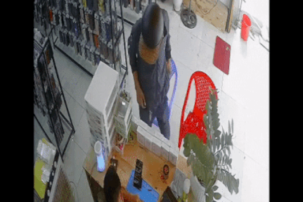 Khoảnh khắc cặp đôi lớn tuổi dàn cảnh trộm điện thoại của nữ sinh lớp 11-1