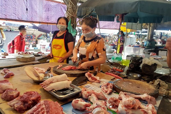 Giá lợn hơi lao dốc không phanh, giá bán lẻ tại chợ vẫn trên trời-2
