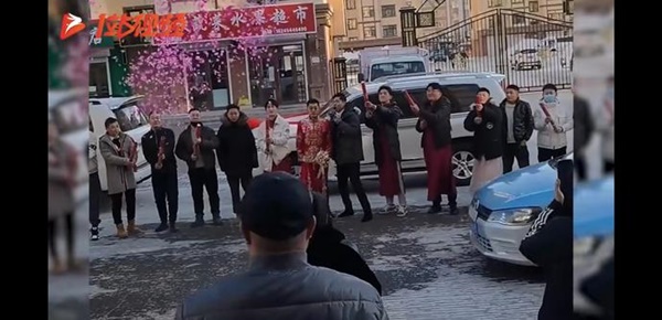 Hôn lễ đang diễn ra, bạn trai cũ của cô dâu xuất hiện với băng rôn có dòng chữ khiến đám cưới trở thành mớ bòng bong-1