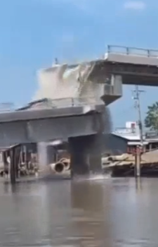 Khoảnh khắc cây cầu 54 tỷ ở Cà Mau bất ngờ sập nhịp khi đang xây dở khiến người dân hoảng sợ la hét-1