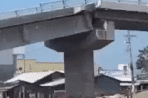 Khoảnh khắc cây cầu 54 tỷ ở Cà Mau bất ngờ sập nhịp khi đang xây dở khiến người dân hoảng sợ la hét