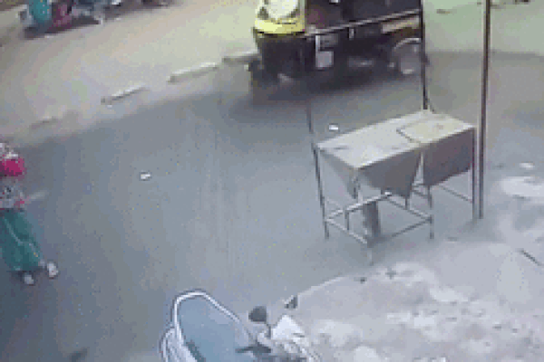 Bị xe rác 'nuốt chửng', người phụ nữ vẫn sống sót khó tin