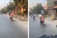 Sốc trước cảnh bố chở con gái trên xe máy không đội mũ bảo hiểm, bé đứng như làm xiếc giữa đường