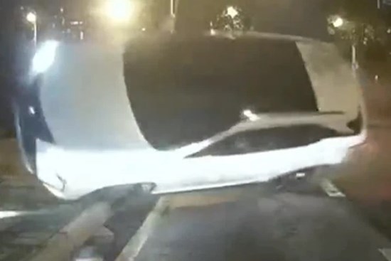 Clip: Xe ôtô đang chạy bỗng dưng bay lên không trung, dân mạng sợ hãi đổ tại... tâm linh