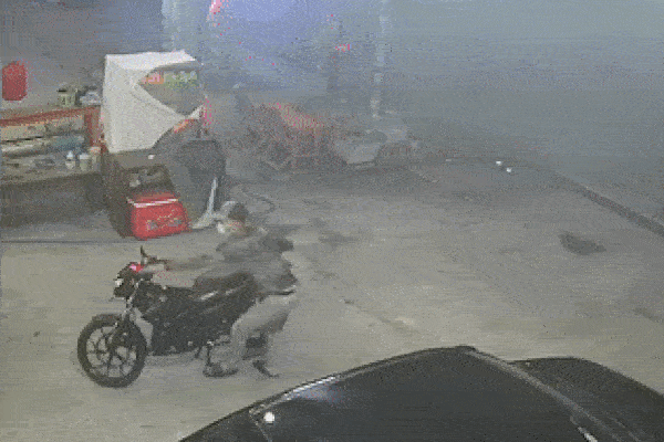 Nam thanh niên tung cước đá bay tên trộm đang đi xe máy-1