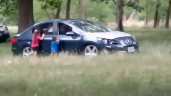 Thấy 2 đứa trẻ gào thét bên ngoài ô tô, người dân tiến đến gần xem rồi sốc với cảnh gai mắt của mẹ chúng và bạn trai-1