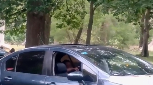Thấy 2 đứa trẻ gào thét bên ngoài ô tô, người dân tiến đến gần xem rồi sốc với cảnh gai mắt của mẹ chúng và bạn trai-2
