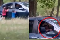 Thấy 2 đứa trẻ gào thét bên ngoài ô tô, người dân tiến đến gần xem rồi sốc với cảnh 'gai mắt' của mẹ chúng và bạn trai