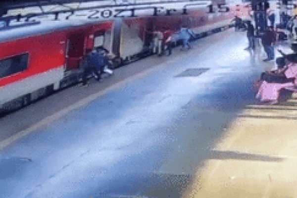Người phụ nữ trượt chân ngã xuống đường ray khi tàu đang chạy