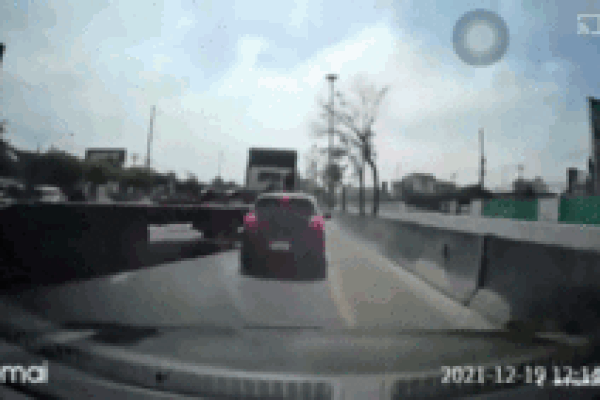 Va chạm với xe đầu kéo, 2 mẹ con ngồi trên xế hộp bị văng xuống đường