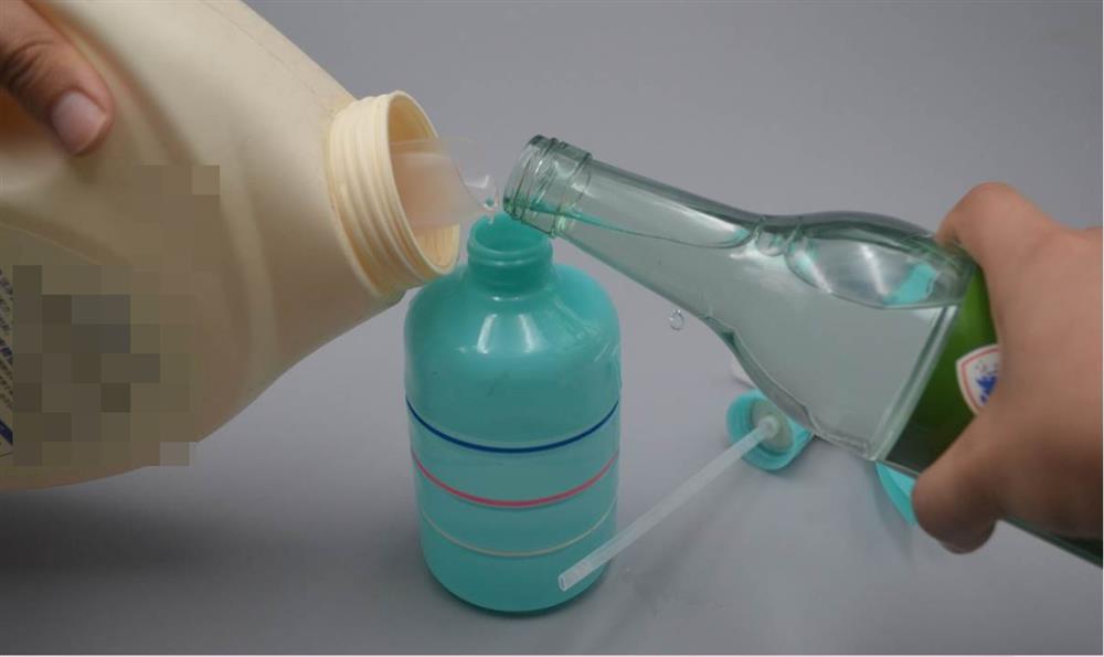 Xịt thứ nước thần kỳ này lên áo phao, không cần giặt, chỉ cần vuốt vài lần là áo sạch bong-1