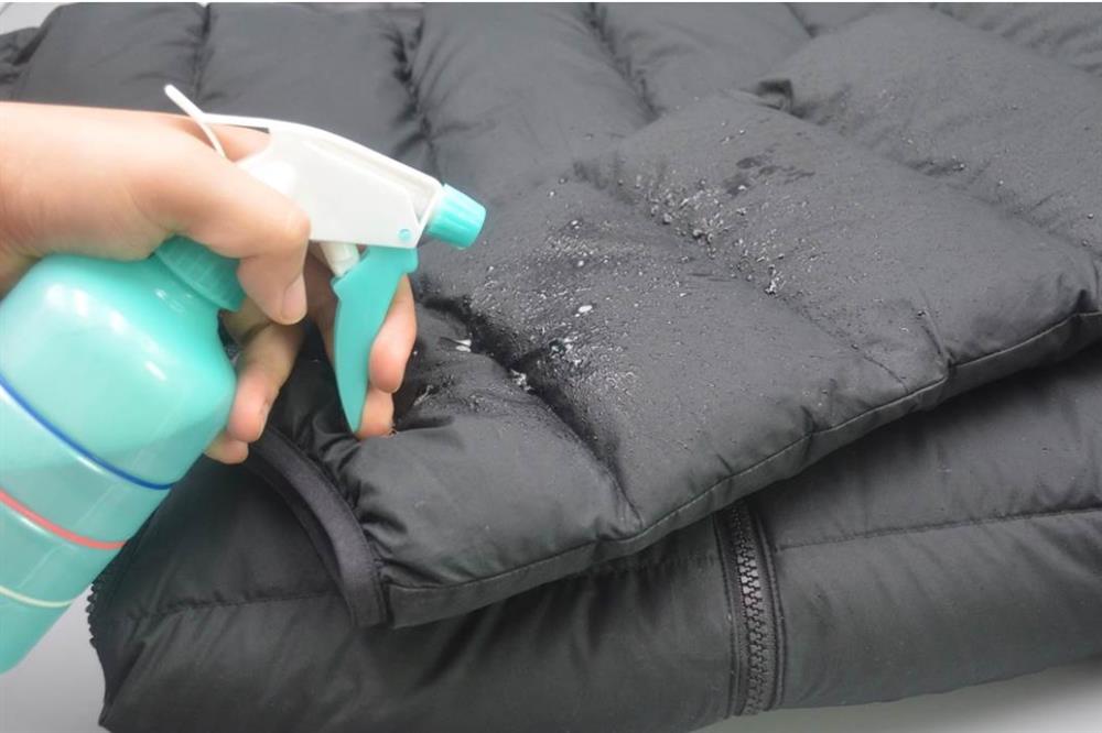 Xịt thứ nước thần kỳ này lên áo phao, không cần giặt, chỉ cần vuốt vài lần là áo sạch bong-2