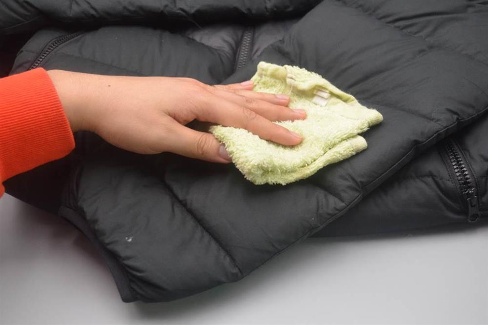 Xịt thứ nước thần kỳ này lên áo phao, không cần giặt, chỉ cần vuốt vài lần là áo sạch bong-4