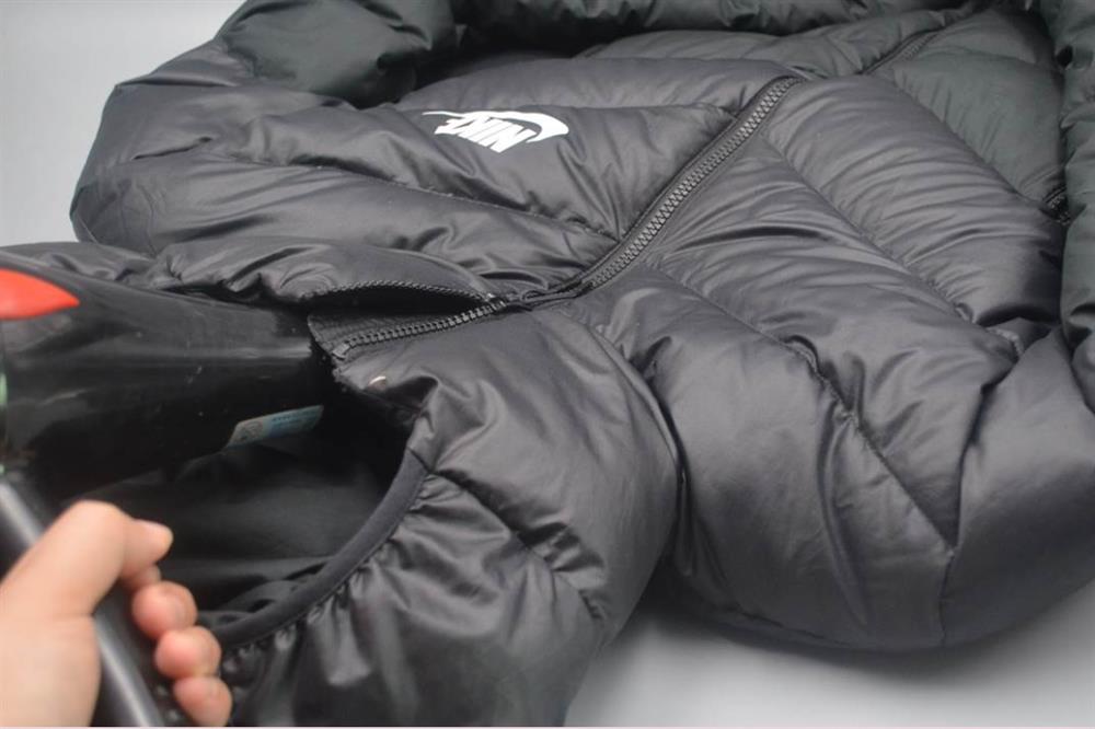 Xịt thứ nước thần kỳ này lên áo phao, không cần giặt, chỉ cần vuốt vài lần là áo sạch bong-5