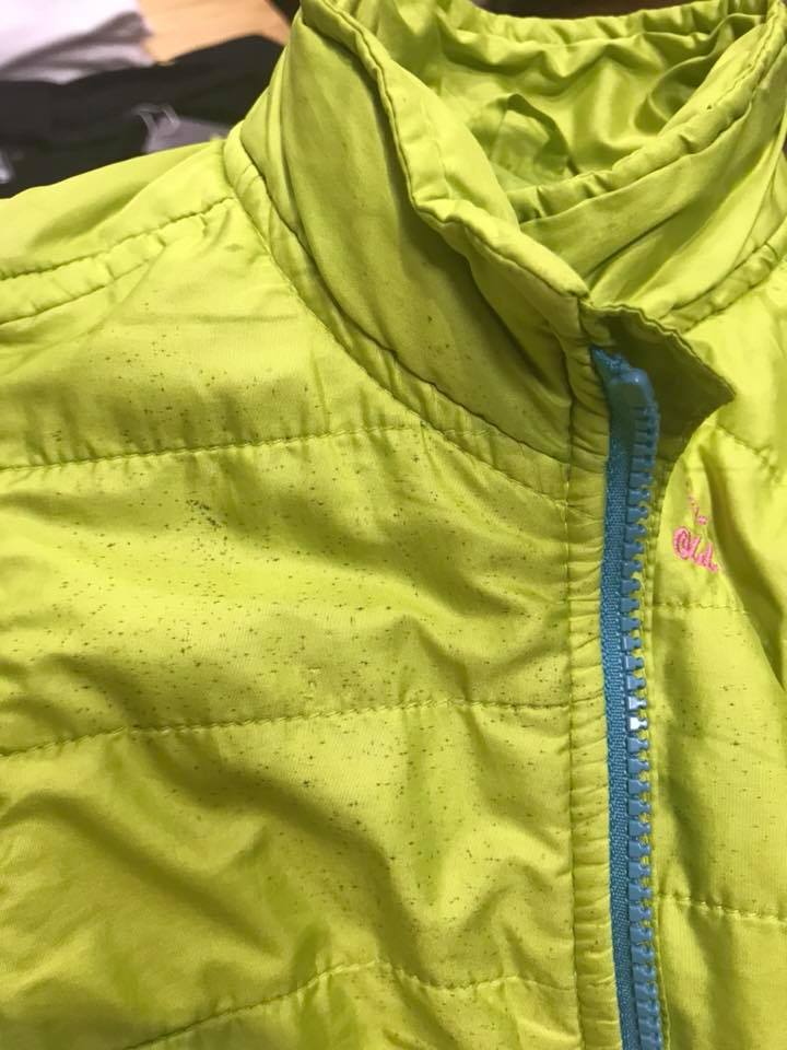 Xịt thứ nước thần kỳ này lên áo phao, không cần giặt, chỉ cần vuốt vài lần là áo sạch bong-6