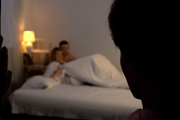 Vợ ngoại tình với trai đẹp khéo chiều, về khóc lóc xin chồng điều phi lý-1