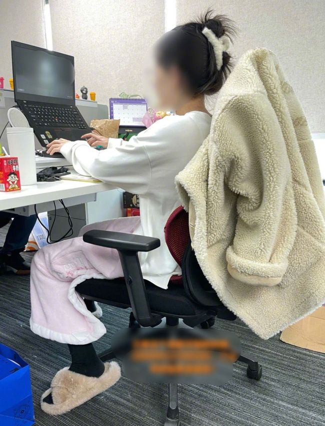 Bức ảnh cô nàng công sở gây bão MXH vì chọc đúng tim đen của chị em văn phòng ngày nay, nhiều người giật mình thấy bản thân trong đó-1