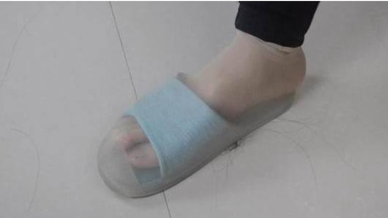 Việc xỏ chiếc tất vào dép ai ngờ có tác dụng rất lớn, giải quyết được vấn đề nan giải của hàng nghìn gia đình-2