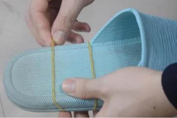 Việc xỏ chiếc tất vào dép ai ngờ có tác dụng rất lớn, giải quyết được vấn đề nan giải của hàng nghìn gia đình-3