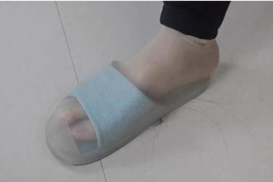 Việc xỏ chiếc tất vào dép ai ngờ có tác dụng rất lớn, giải quyết được vấn đề nan giải của hàng nghìn gia đình