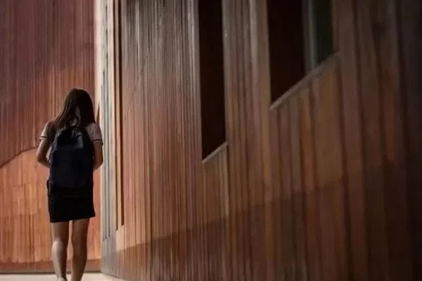 Clip: Cô gái tát tới tấp người lạ suốt 3 phút trên tàu điện nhưng không ai can ngăn, biết toàn bộ sự tình ai nấy gật gù bái phục”-2