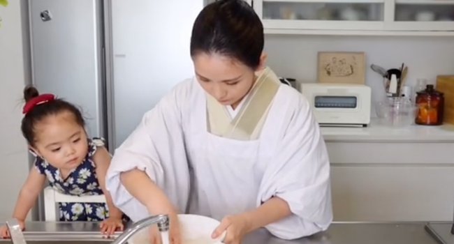 Con gái làm đổ gạo tung tóe dưới sàn, mẹ Nhật hít thở một hơi thật sâu rồi làm điều khó ai làm theo được-1