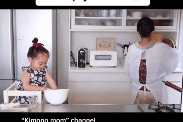 Con gái làm đổ gạo tung tóe dưới sàn, mẹ Nhật hít thở một hơi thật sâu rồi làm điều khó ai làm theo được