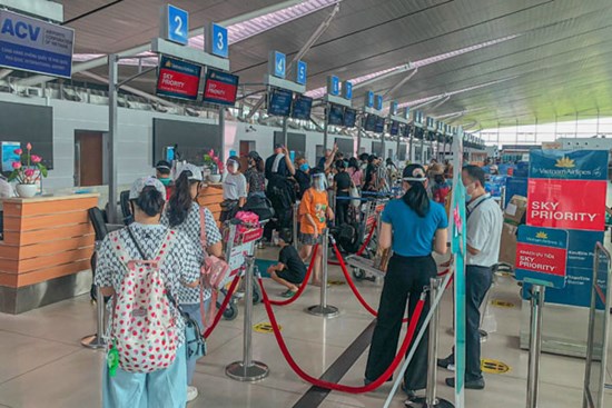 Đồng loạt tung vé máy bay Tết: Nhiều, rẻ mà rất ế
