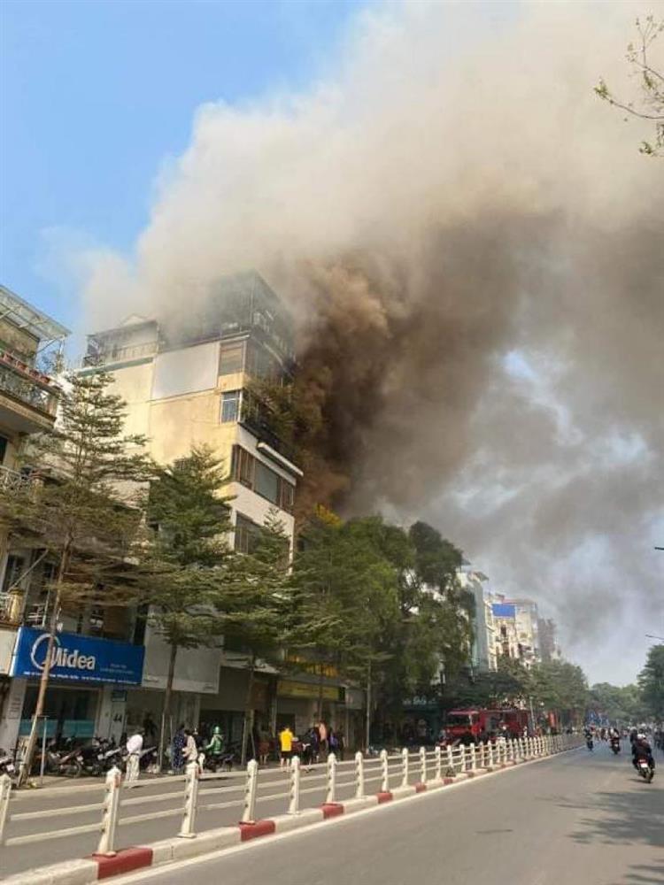 Cháy nhà dân lan sang chi nhánh ngân hàng, hàng chục nhân viên hoảng loạn bỏ chạy thoát thân-1