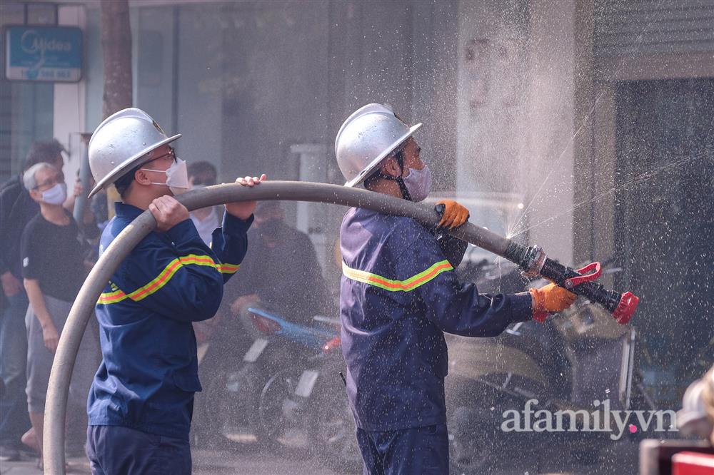 Cháy nhà dân lan sang chi nhánh ngân hàng, hàng chục nhân viên hoảng loạn bỏ chạy thoát thân-5