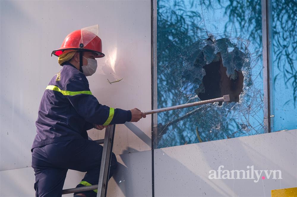 Cháy nhà dân lan sang chi nhánh ngân hàng, hàng chục nhân viên hoảng loạn bỏ chạy thoát thân-11