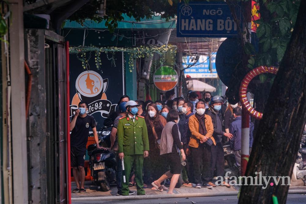 Cháy nhà dân lan sang chi nhánh ngân hàng, hàng chục nhân viên hoảng loạn bỏ chạy thoát thân-6