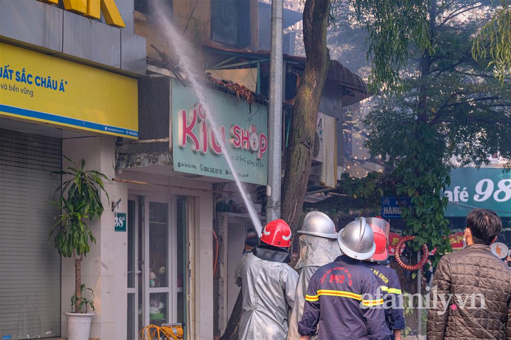 Cháy nhà dân lan sang chi nhánh ngân hàng, hàng chục nhân viên hoảng loạn bỏ chạy thoát thân-7