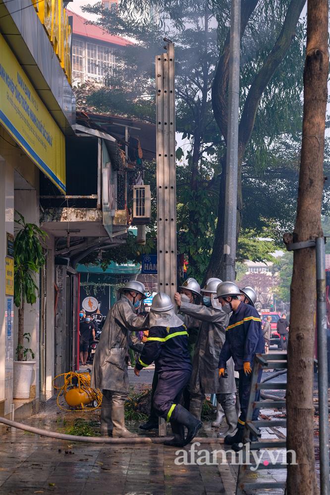 Cháy nhà dân lan sang chi nhánh ngân hàng, hàng chục nhân viên hoảng loạn bỏ chạy thoát thân-8
