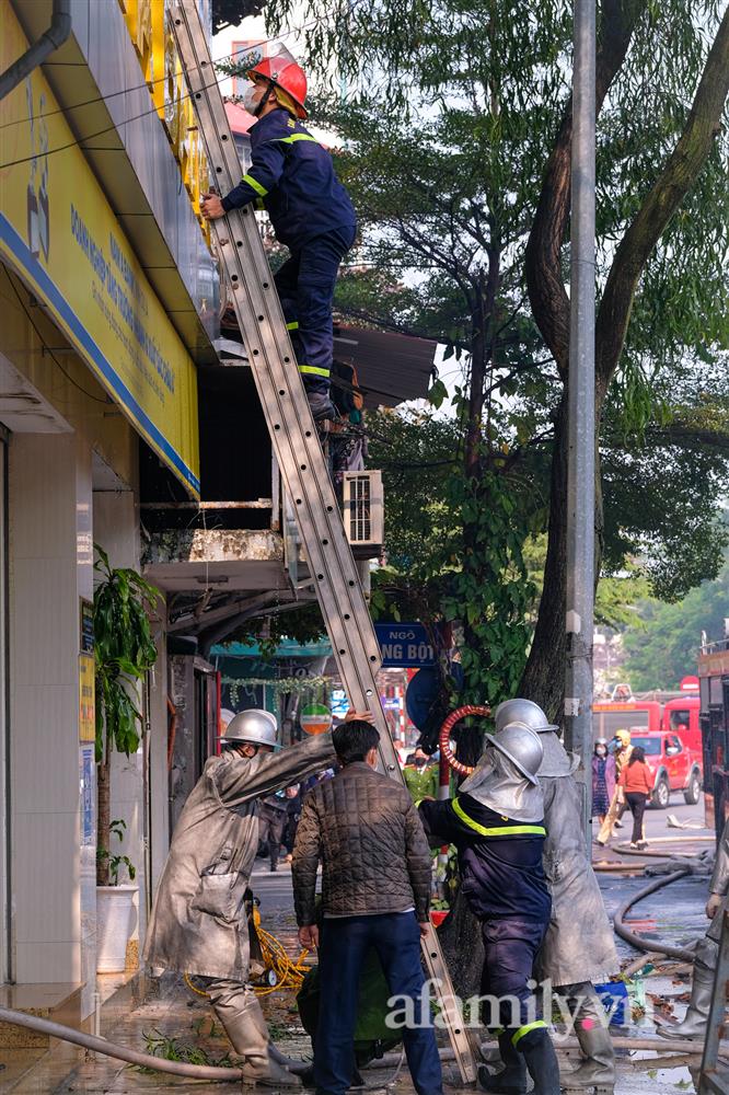 Cháy nhà dân lan sang chi nhánh ngân hàng, hàng chục nhân viên hoảng loạn bỏ chạy thoát thân-9
