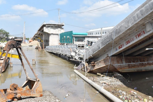 Người đàn ông vừa băng qua thì cây cầu bất ngờ sập và bị dòng lũ lớn cuốn phăng-1