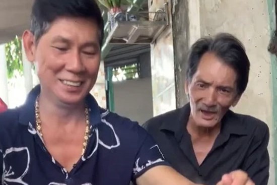 Xôn xao clip mạnh thường quân đòi khách 
