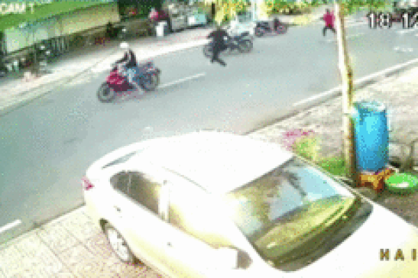 Nam thanh niên 'tung cước' đá bay tên trộm đang đi xe máy