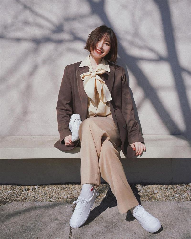 Sneaker trắng phối với kiểu trang phục nào? Áp dụng 4 gợi ý sau thì trông trẻ ra, chuẩn tinh tế-14