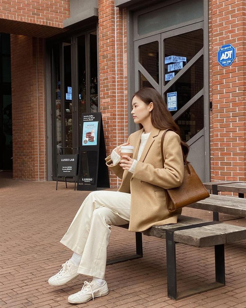 Sneaker trắng phối với kiểu trang phục nào? Áp dụng 4 gợi ý sau thì trông trẻ ra, chuẩn tinh tế-16