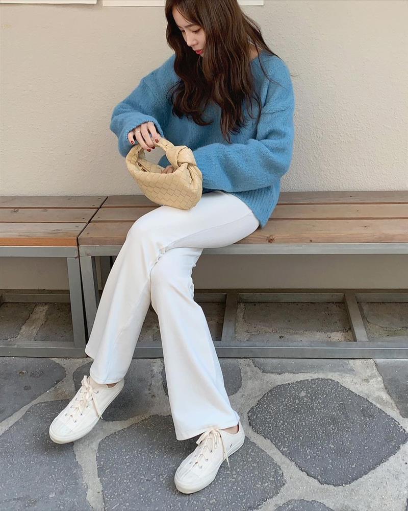 Sneaker trắng phối với kiểu trang phục nào? Áp dụng 4 gợi ý sau thì trông trẻ ra, chuẩn tinh tế-7