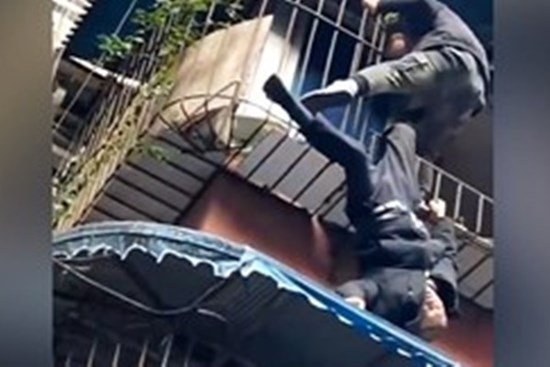 Cụ ông sẩy chân, treo ngược người trên ban công
