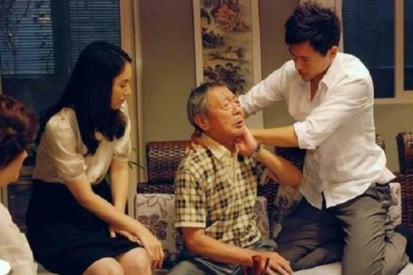 Cưới 6 năm con mới dẫn vợ về ra mắt, bố chồng vừa nhìn thấy con dâu đã tiết lộ chuyện động trời, phá hủy hôn nhân con trai-1