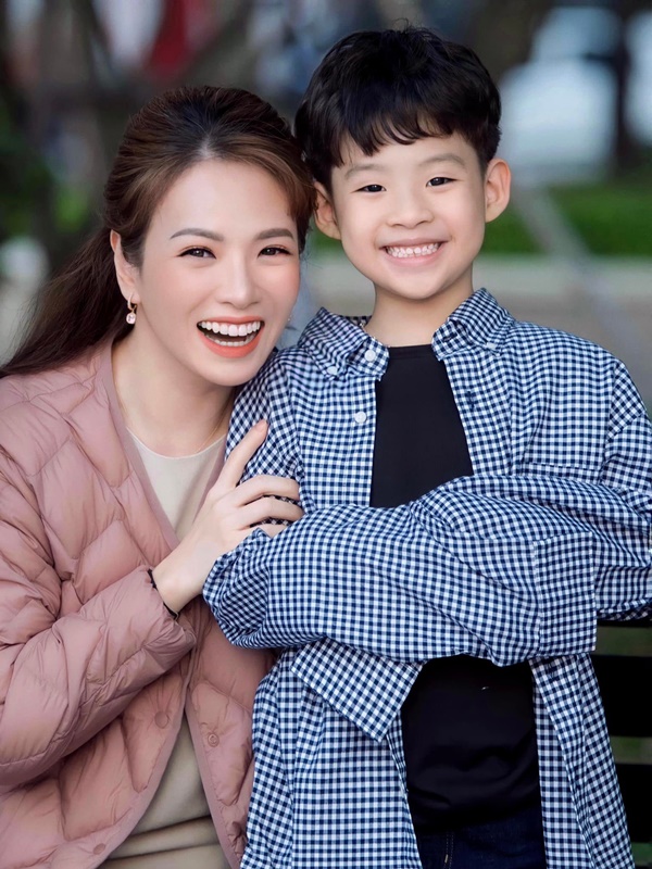 Quý tử 7 tuổi nhà Đan Lê ngọt ngào đến mát lòng mát dạ khiến các mẹ trầm trồ, hoá ra là có bí quyết dạy con của MC-9