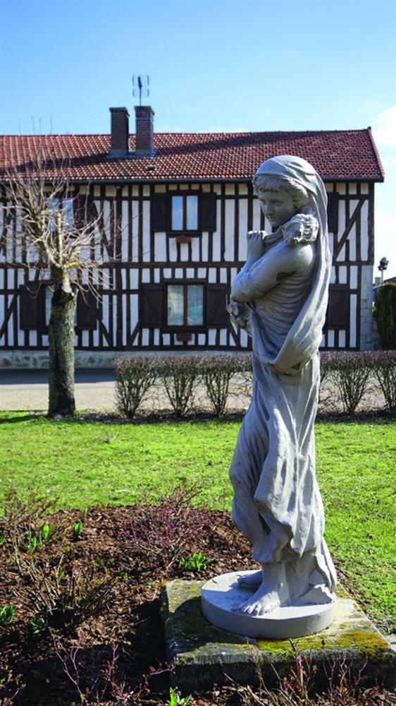 Thoát phận nô lệ, bé gái lạc vào rừng đến nỗi quên cách nói, chỉ ăn thịt sống, cuối đời trở thành quý tộc được xã hội nể trọng-4