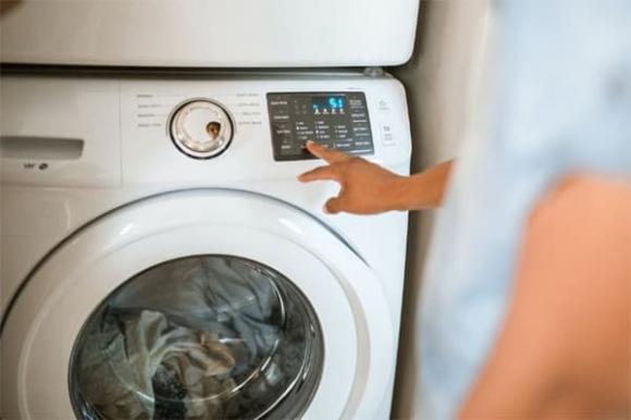 Quần áo giặt rồi vẫn còn mùi hôi? Thủ thuật tiện lợi này sẽ giải quyết vấn đề đó-1