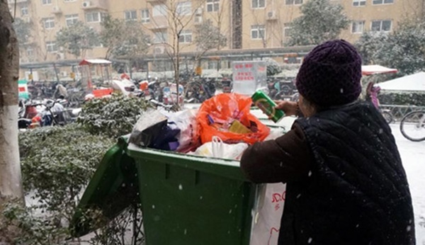 Tan làm sớm để mua đồ bồi bổ cho mẹ chồng, con dâu run rẩy khi bắt gặp cảnh này ở bãi rác-3