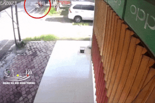 Ngồi tám chuyện trên vỉa hè, ba người đàn ông bị ô tô đâm trúng, hất văng xa cả chục mét