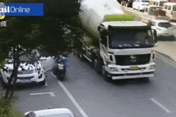 Đi trúng điểm mù xe bồn, nam thanh niên thoát lưỡi hái tử thần trong gang tấc-1