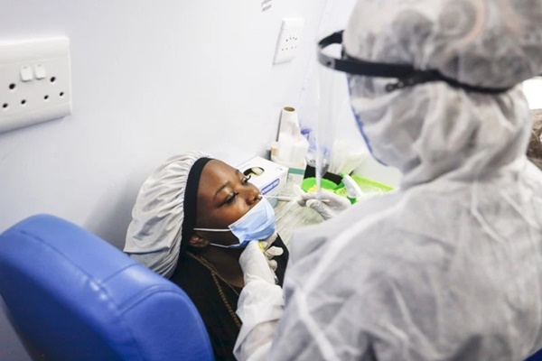 Tín hiệu tích cực về Omicron ở Nam Phi, WHO cảnh báo đừng vội mừng vì lý do sau-1